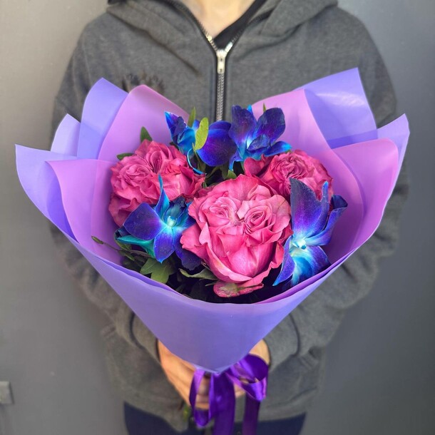 Букет пионовидных роз и орхидей, артикул F1467845 - 3619 рублей, доставка по городу. Flawery - доставка цветов