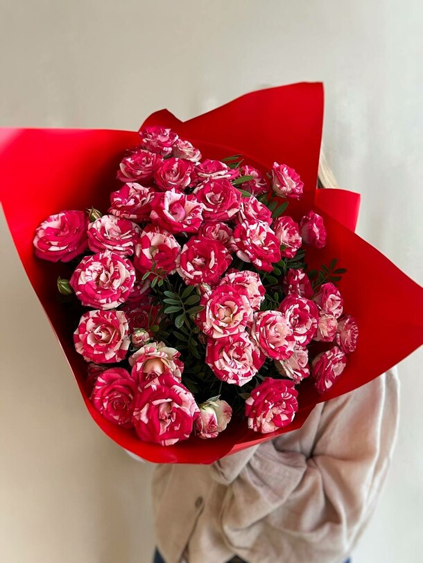 Букет из красно-белых кустовых роз m, артикул F1330554 - 6534 рублей, доставка по городу. Flawery - доставка цветов