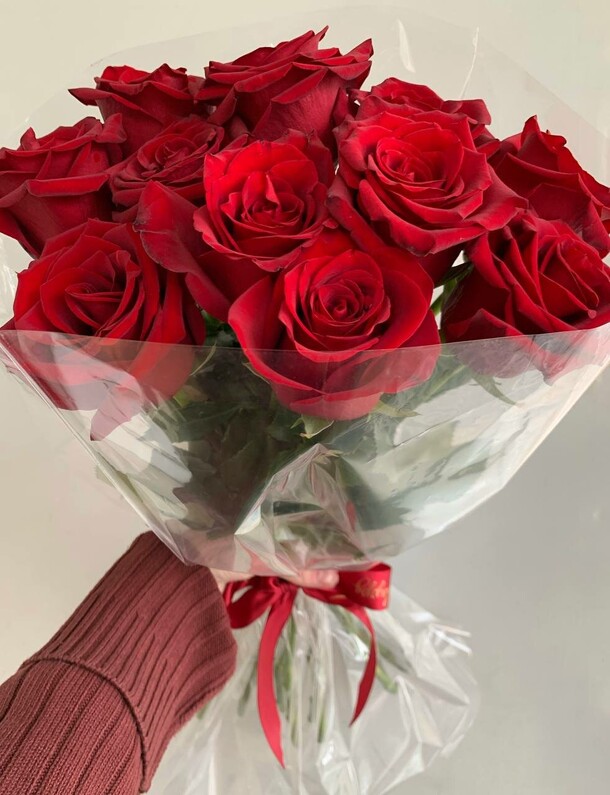 Букет из 11 красных роз в упаковке, артикул F1330639 - 7260 рублей, доставка по городу. Flawery - доставка цветов