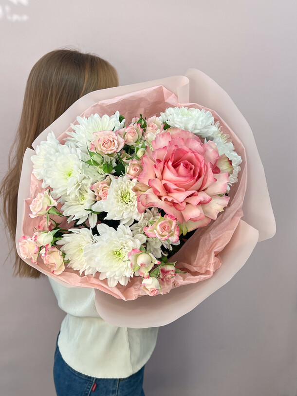 Нежный букет из хризантем и кустовых роз, артикул F1381726 - 4780 рублей, доставка по городу. Flawery - доставка цветов