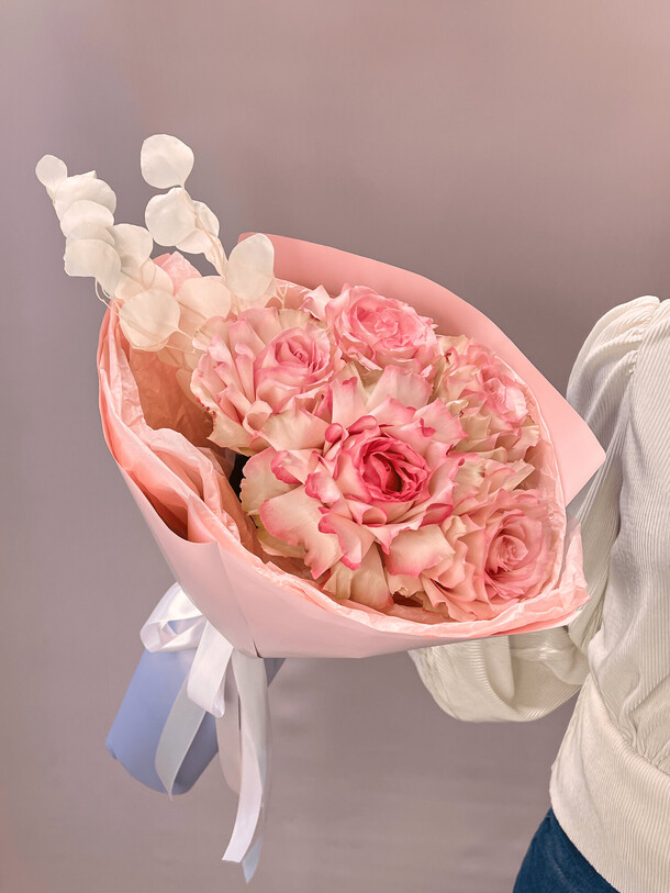 Букет из французских роз и фарфорового эвкалипта, артикул F1381757 - 4828 рублей, доставка по городу. Flawery - доставка цветов