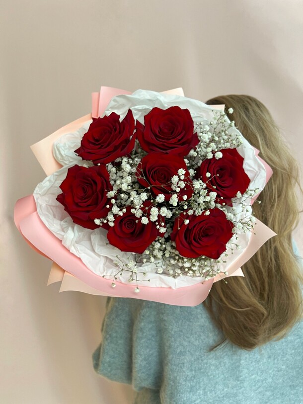 Букет из красных роз с гипсофилой, артикул F1381782 - 6038 рублей, доставка по городу. Flawery - доставка цветов