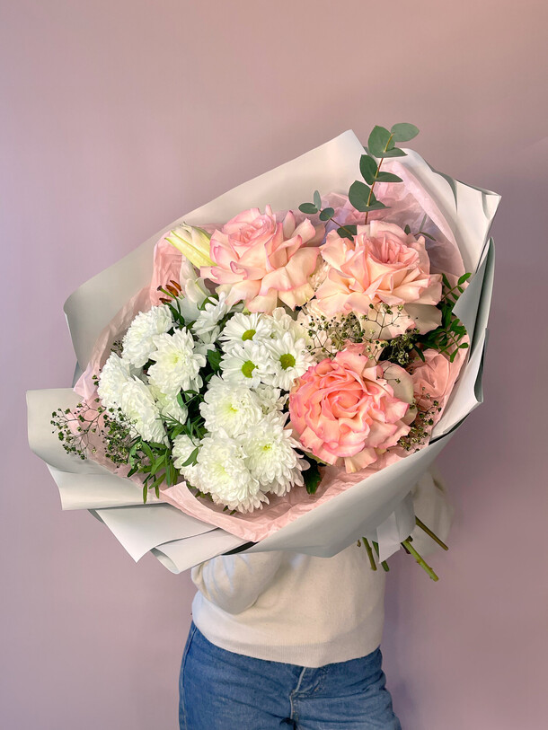 Сборный букет из хризантем, французских роз и лилии, артикул F1416061 - 8470 рублей, доставка по городу. Flawery - доставка цветов