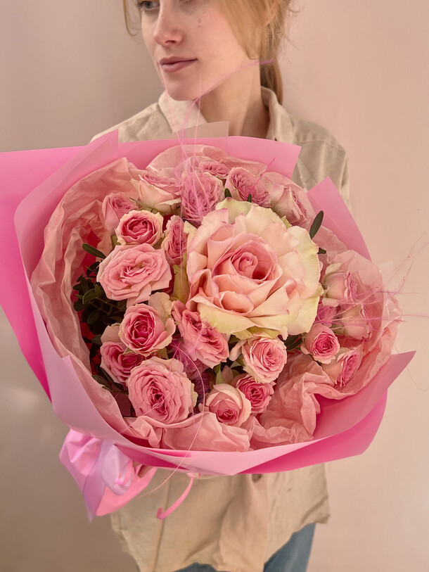 Букет из французской розы и розовых кустовых роз со стифой, артикул F1416065 - 4719 рублей, доставка по городу. Flawery - доставка цветов