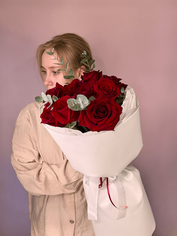 Моно букет из 9 красных роз с эвкалиптом в авторской упаковке, артикул F1416070 - 6038 рублей, доставка по городу. Flawery - доставка цветов