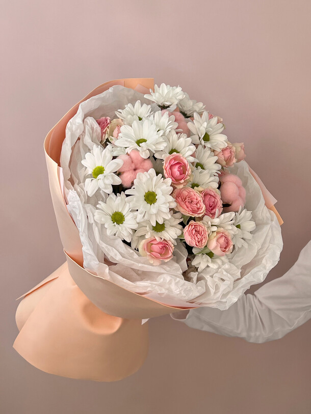 Букет из кустовых роз и хризантем "сладкая вата", артикул F1416071 - 4719 рублей, доставка по городу. Flawery - доставка цветов