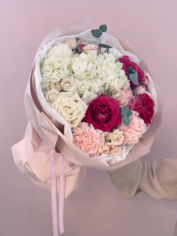 Авторский букет из гортензии, роз и диантуса, артикул F1416077 - 9075 рублей, доставка по городу. Flawery - доставка цветов