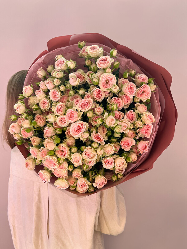 Букет из 19 розовых кустовых роз, артикул F1416107 - 12100 рублей, доставка по городу. Flawery - доставка цветов