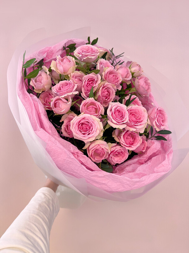 Букет из 7 розовых кустовых роз "семь комплиментов", артикул F1418850 - 5264 рублей, доставка по городу. Flawery - доставка цветов