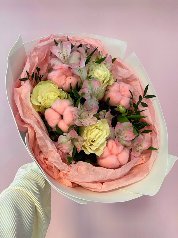 Букет из белых роз и альстромерий с хлопком, артикул F1435789 - 4562 рублей, доставка по городу. Flawery - доставка цветов