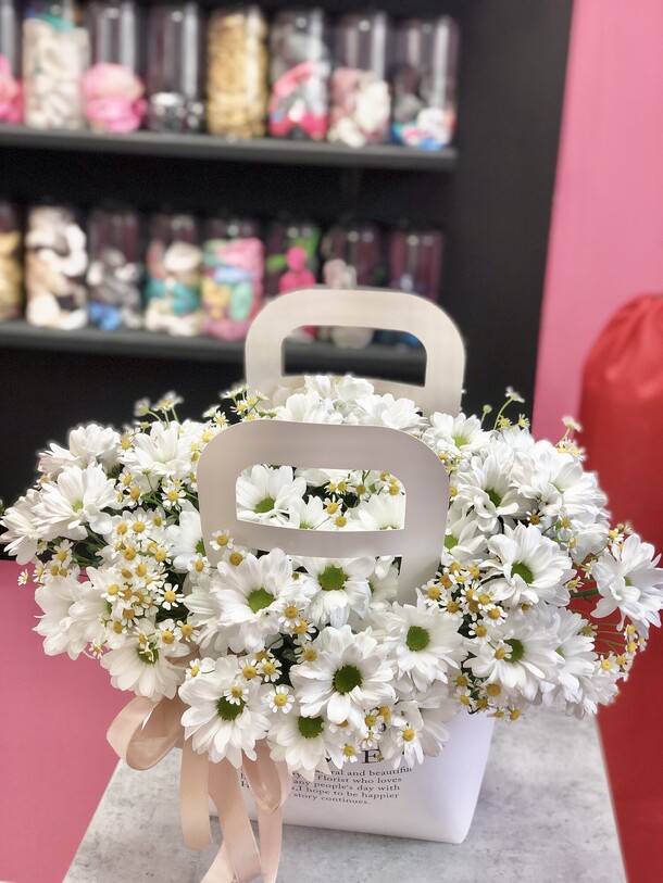 Сумочка с ромашками, артикул F1436038 - 5990 рублей, доставка по городу. Flawery - доставка цветов