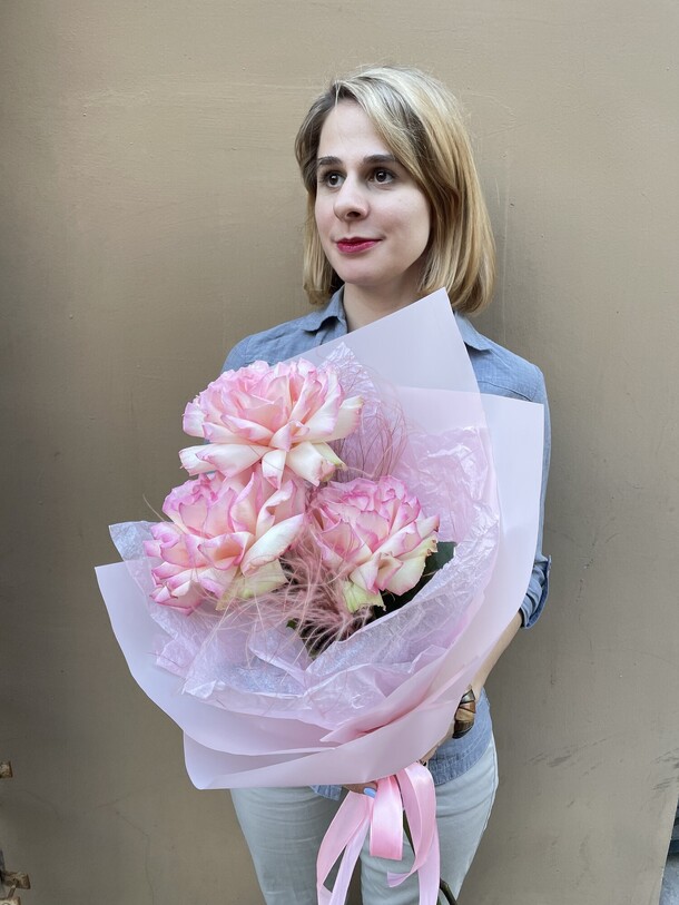 Букет из 3 французских роз, артикул F1354680 - 2350 рублей, доставка по городу. Flawery - доставка цветов