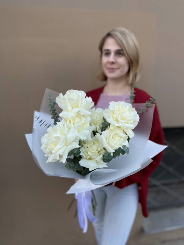 Букет из белых французских роз, артикул F1354683 - 5410 рублей, доставка по городу. Flawery - доставка цветов