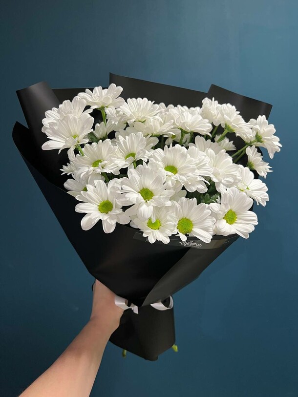 Хризантемы в чёрной упаковке, артикул F1323713 - 3589 рублей, доставка по городу. Flawery - доставка цветов