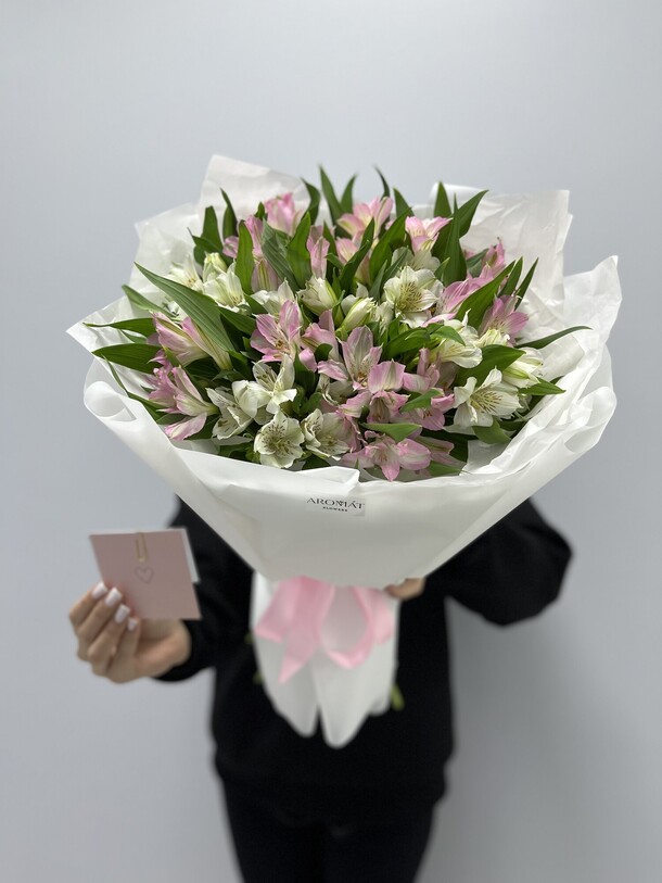 Букет из 13 альстромерий, артикул F1323715 - 7381 рублей, доставка по городу. Flawery - доставка цветов