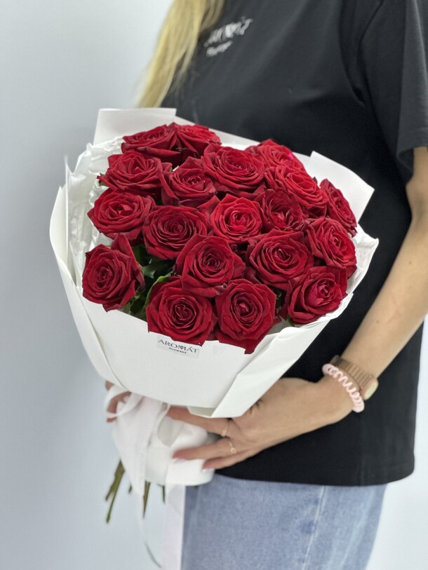 Букет из красных роз, артикул F1323719 - 7261 рублей, доставка по городу. Flawery - доставка цветов