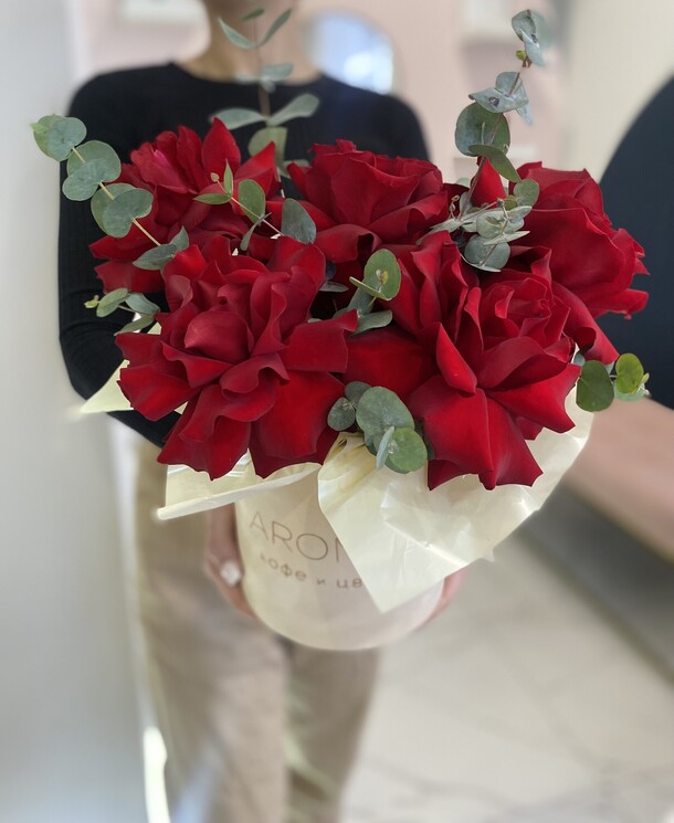 Розы в коробки, артикул F1324074 - 6001 рублей, доставка по городу. Flawery - доставка цветов