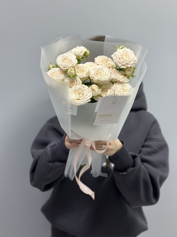 Букет из кустовых роз, артикул F1324082 - 5804 рублей, доставка по городу. Flawery - доставка цветов