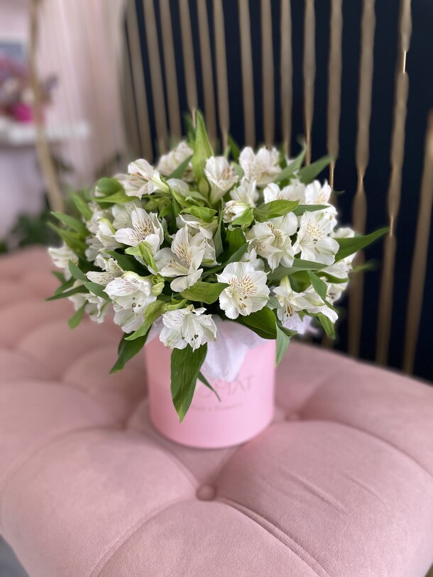 Коробка из белой альстромерии, артикул F1324089 - 7150 рублей, доставка по городу. Flawery - доставка цветов