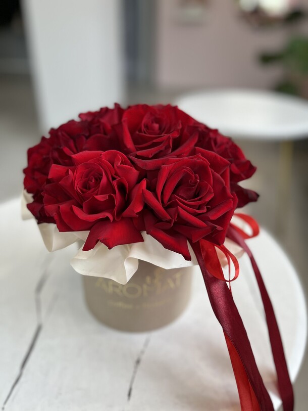 Коробка с розами, артикул F1324093 - 7259 рублей, доставка по городу. Flawery - доставка цветов