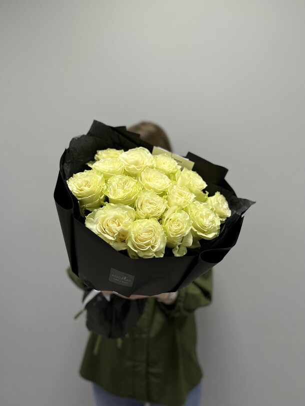 Букет из белых роз, артикул F1324109 - 8001 рублей, доставка по городу. Flawery - доставка цветов