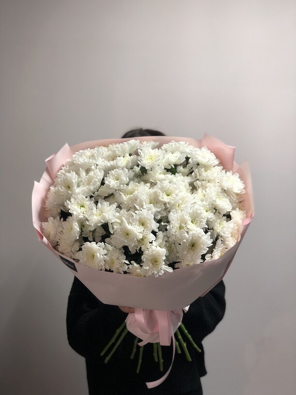 Букет из хризантемы, артикул F1324121 - 6637 рублей, доставка по городу. Flawery - доставка цветов