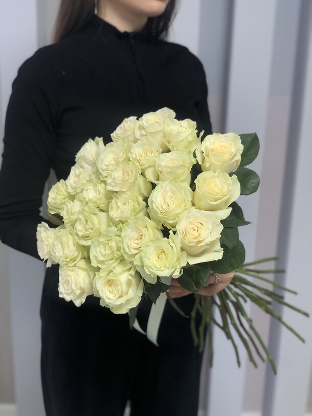 25 белых роз, артикул F1324122 - 11001 рублей, доставка по городу. Flawery - доставка цветов