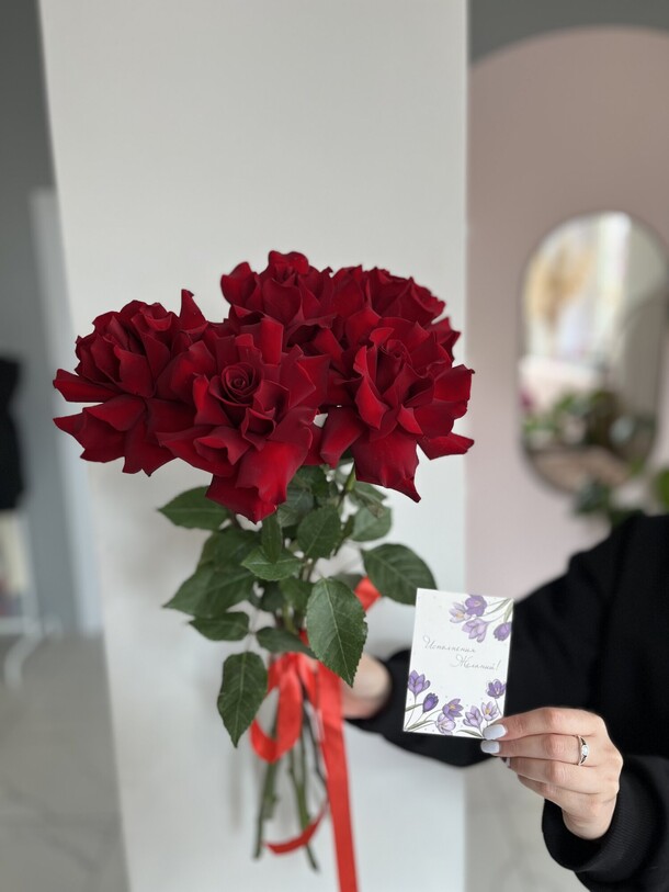 5 роз с открыткой, артикул F1324123 - 3092 рублей, доставка по городу. Flawery - доставка цветов