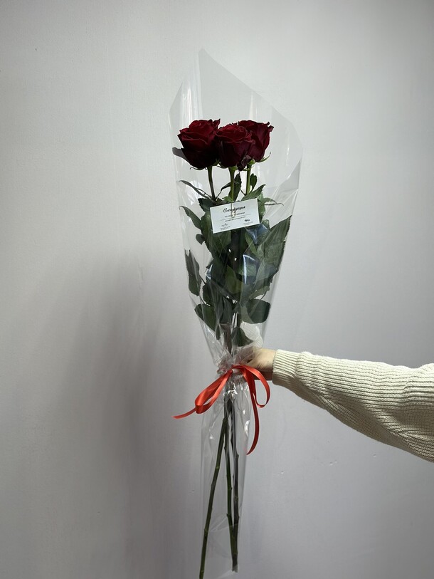 3 розы красные, артикул F1324158 - 1761 рублей, доставка по городу. Flawery - доставка цветов