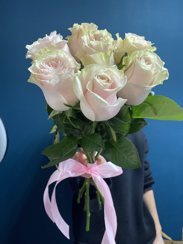 7 розовых роз, артикул F1324164 - 3909 рублей, доставка по городу. Flawery - доставка цветов