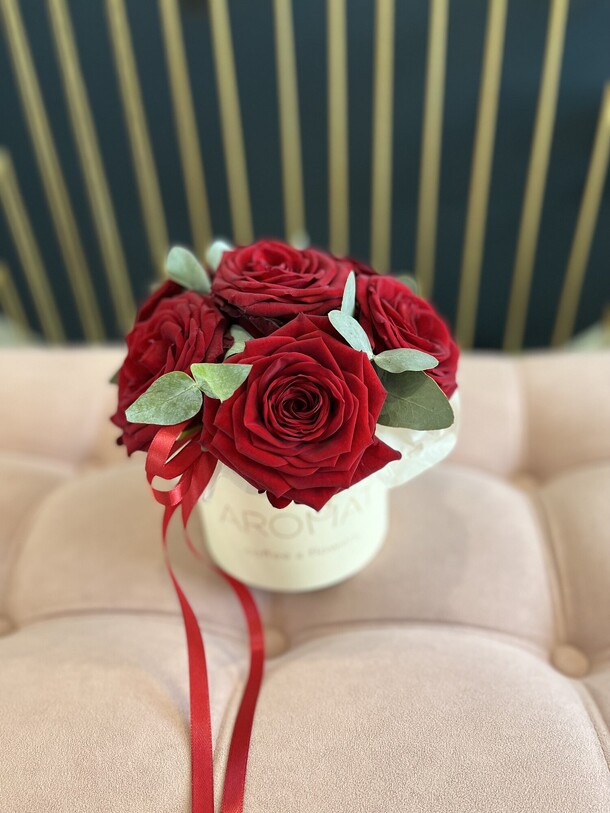 Красные розы в коробочке, артикул F1324167 - 4547 рублей, доставка по городу. Flawery - доставка цветов