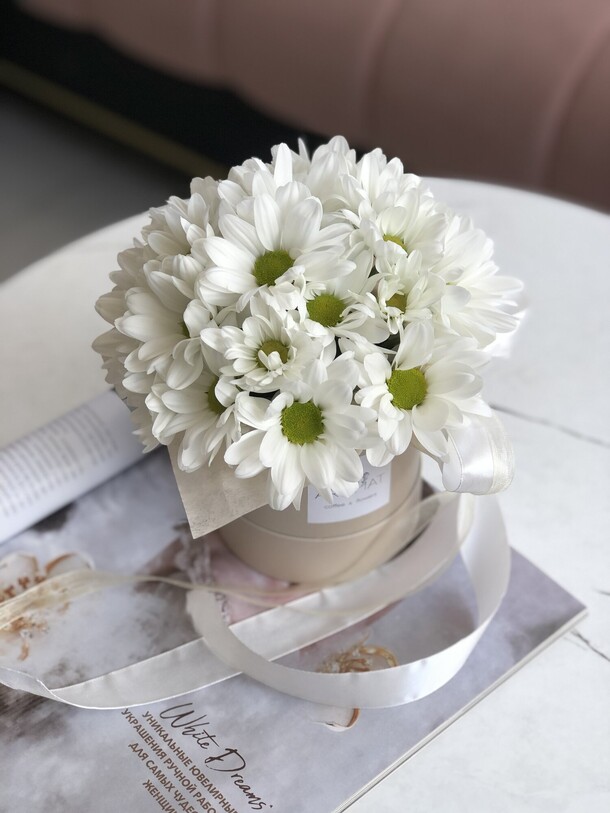 Коробка с хризантемой, артикул F1324168 - 2145 рублей, доставка по городу. Flawery - доставка цветов