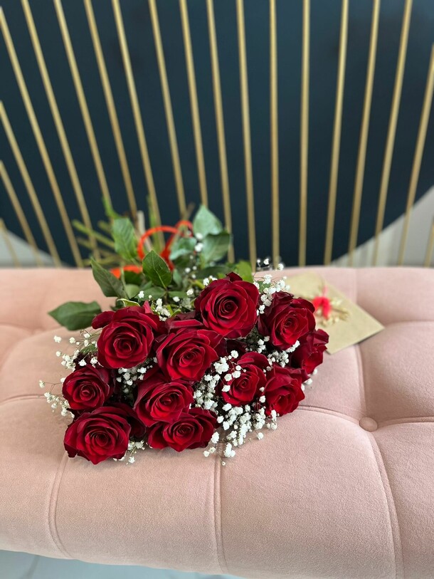 Розы с гипсофилой, артикул F1324174 - 6601 рублей, доставка по городу. Flawery - доставка цветов