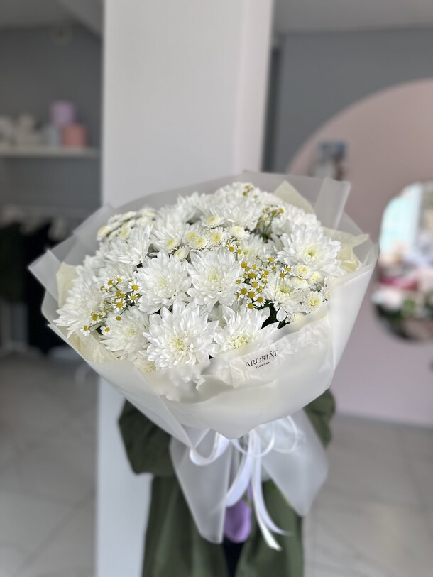 Хризантемы с ромашкой, артикул F1324177 - 5455 рублей, доставка по городу. Flawery - доставка цветов