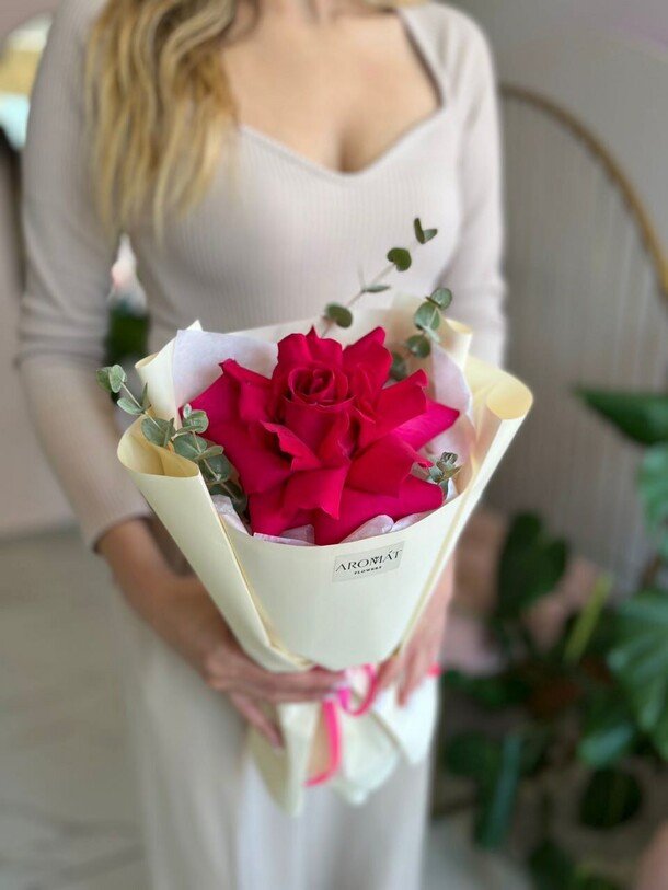 Роза с эвкалиптом, артикул F1326546 - 3182 рублей, доставка по городу. Flawery - доставка цветов