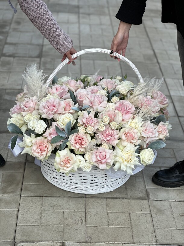 Корзина с розами, артикул F1326558 - 49091 рублей, доставка по городу. Flawery - доставка цветов