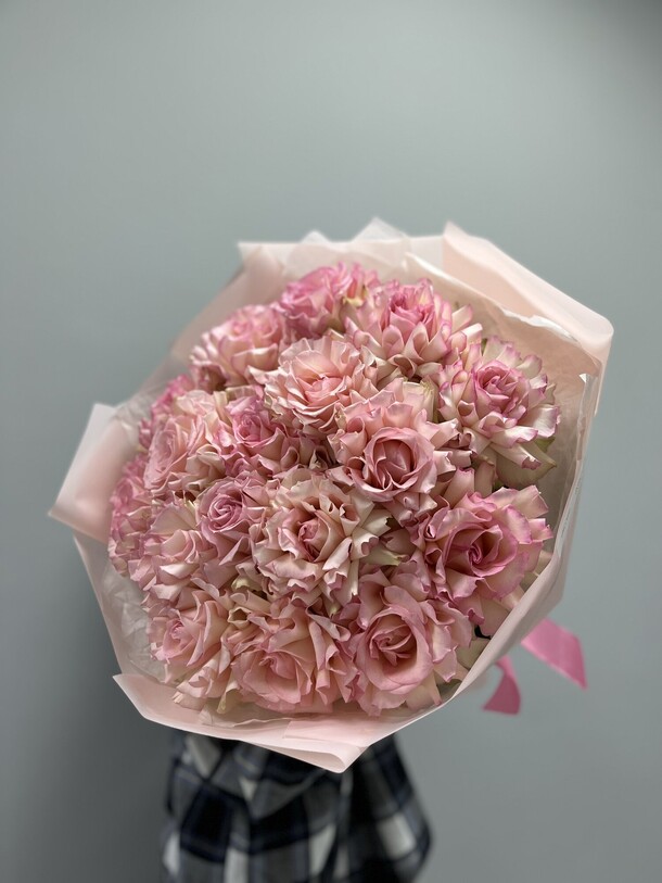 17 ажурных роз, артикул F1326559 - 10909 рублей, доставка по городу. Flawery - доставка цветов