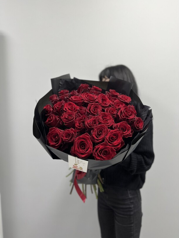 33 розы в черной упаковке, артикул F1326563 - 13640 рублей, доставка по городу. Flawery - доставка цветов