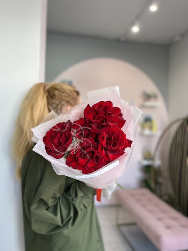 5 роз со стифой, артикул F1326564 - 3637 рублей, доставка по городу. Flawery - доставка цветов