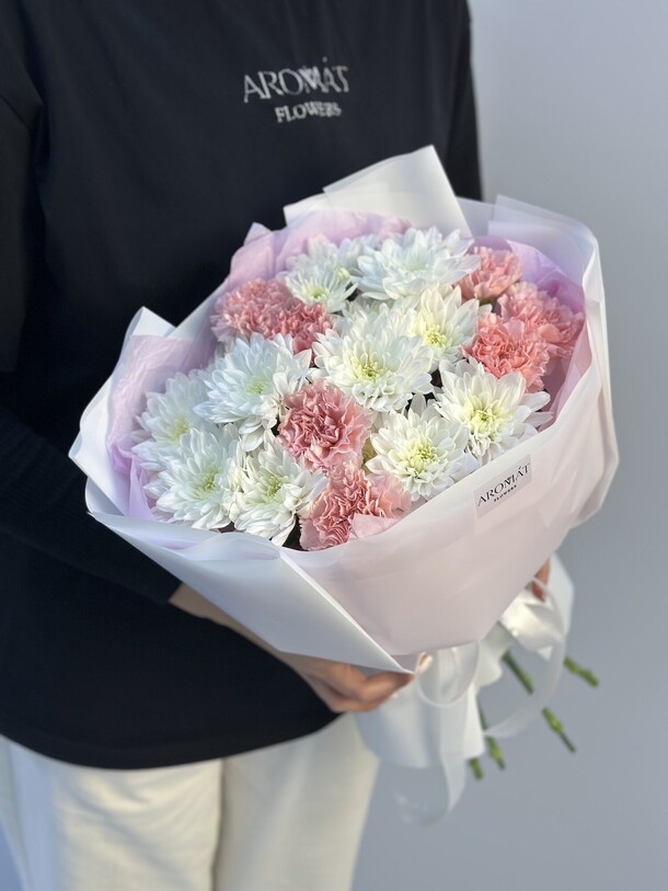 Букет из хризантем и диантусов, артикул F1327372 - 4547 рублей, доставка по городу. Flawery - доставка цветов