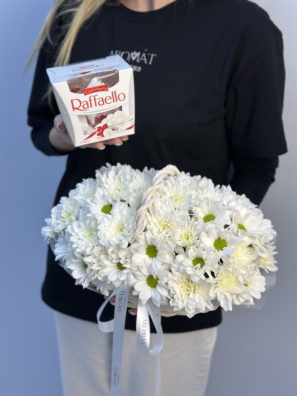 Корзина хризантем и рафаэлло, артикул F1328077 - 6364 рублей, доставка по городу. Flawery - доставка цветов