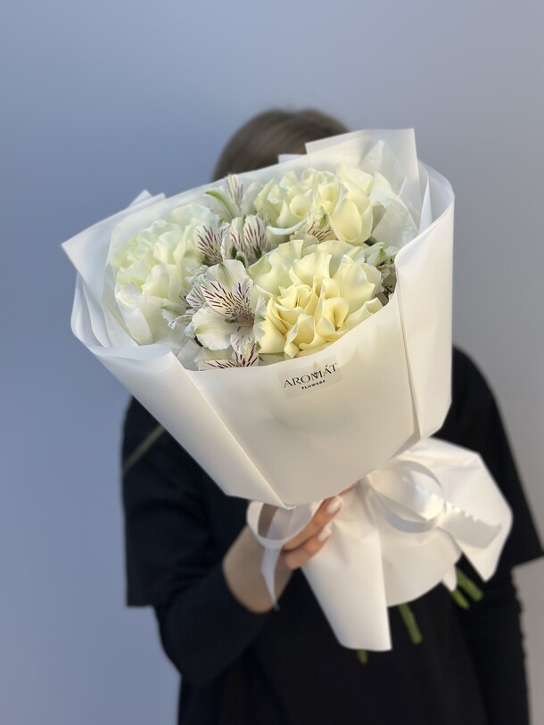 Букет из белых роз и альстромерии, артикул F1328080 - 3993 рублей, доставка по городу. Flawery - доставка цветов