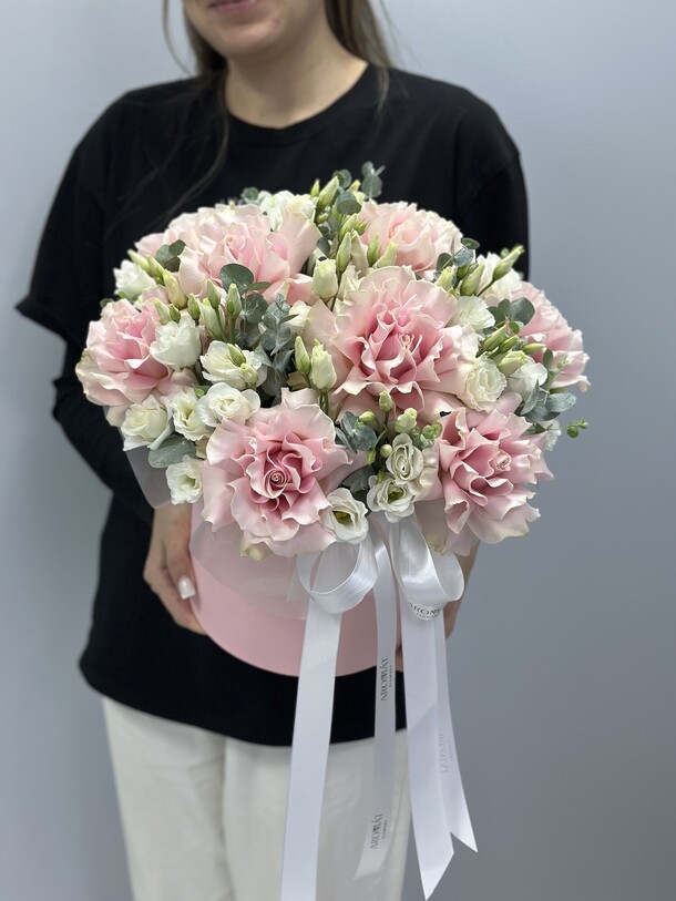 Композиция в коробке из роз и эустомы, артикул F1332136 - 16366 рублей, доставка по городу. Flawery - доставка цветов