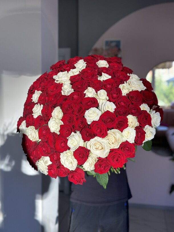 101 роза, артикул F1335002 - 30801 рублей, доставка по городу. Flawery - доставка цветов