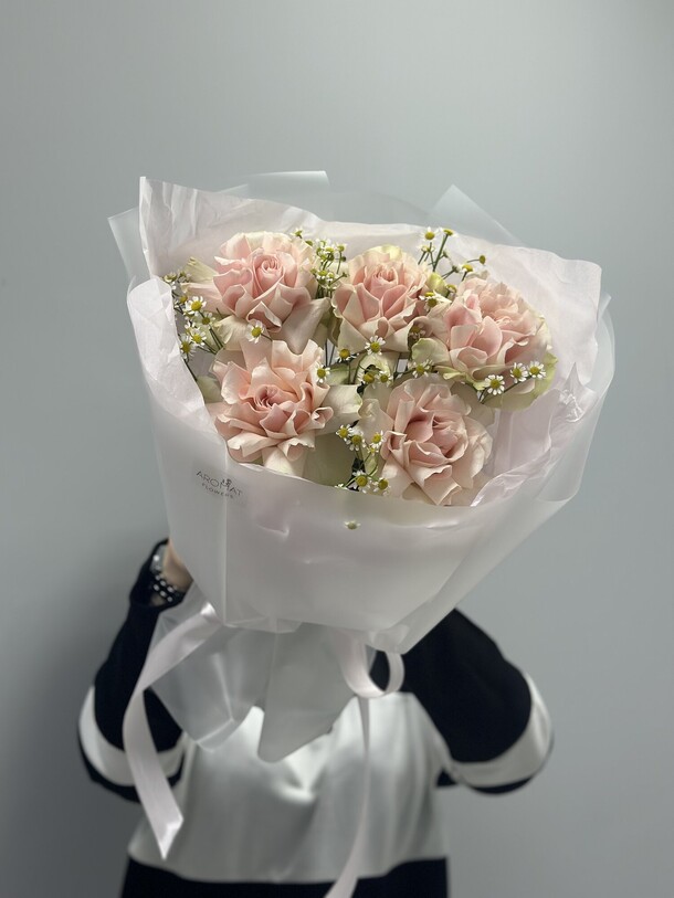 Букет из роз и ромашек, артикул F1335006 - 4547 рублей, доставка по городу. Flawery - доставка цветов