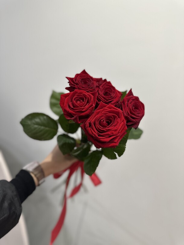 Красные розы, 5 шт, артикул F1337971 - 1980 рублей, доставка по городу. Flawery - доставка цветов