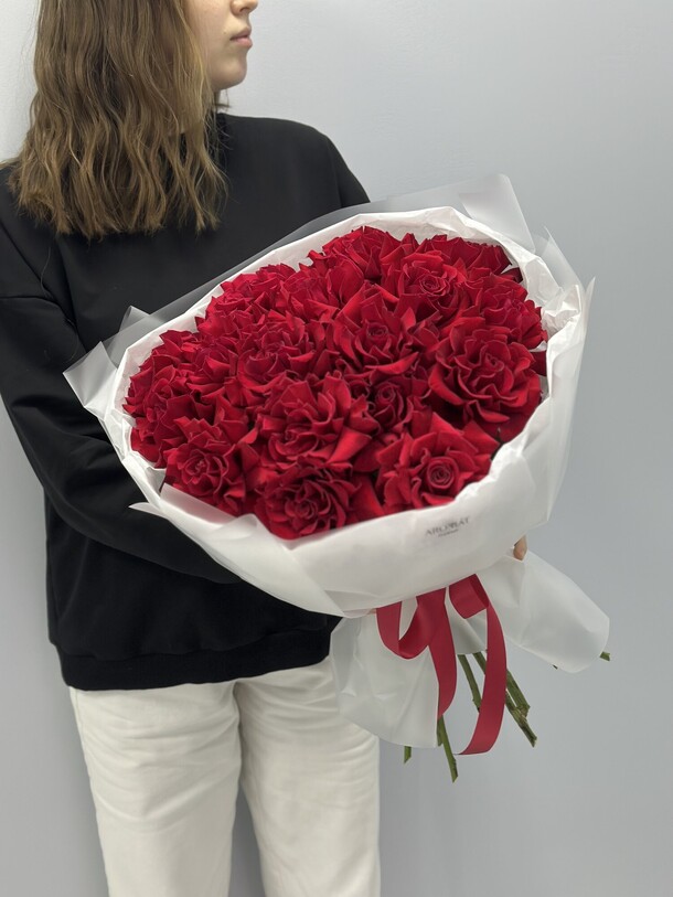 Ажурные розы красные, 19 шт, артикул F1337972 - 10909 рублей, доставка по городу. Flawery - доставка цветов