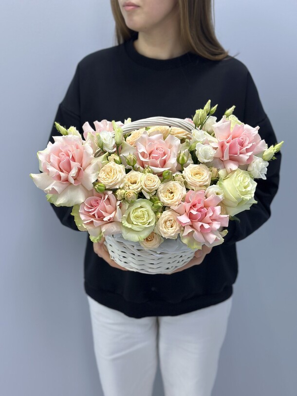 Корзина с розами, артикул F1337974 - 11818 рублей, доставка по городу. Flawery - доставка цветов