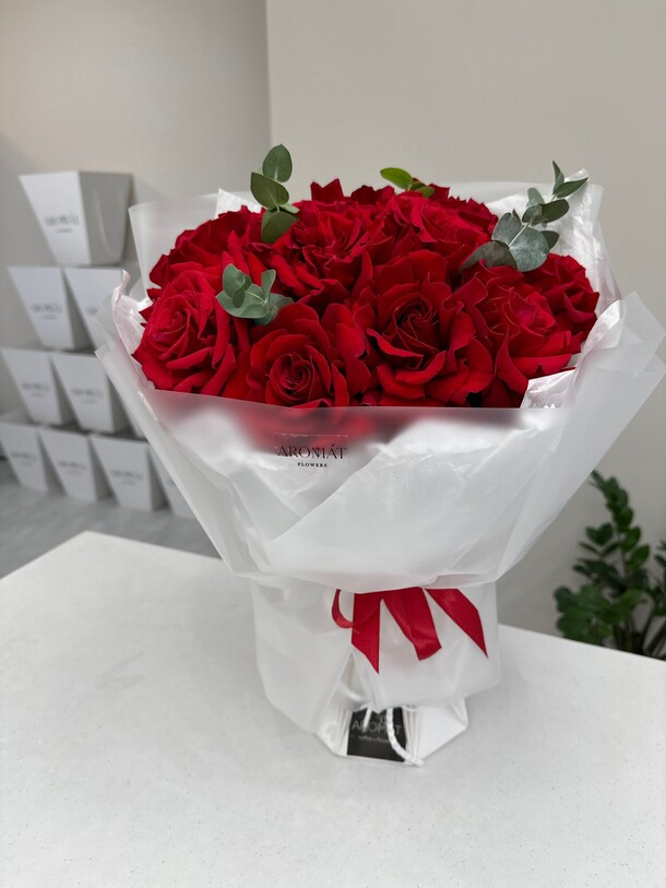 Красные розы, 11 шт, артикул F1337975 - 7272 рублей, доставка по городу. Flawery - доставка цветов