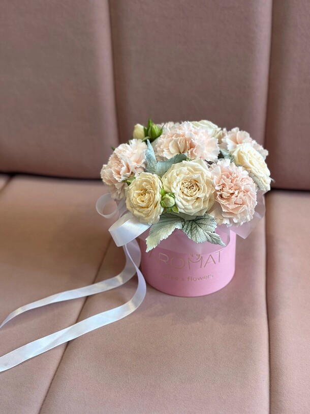 Коробка с розами и диантусами, артикул F1338329 - 4547 рублей, доставка по городу. Flawery - доставка цветов